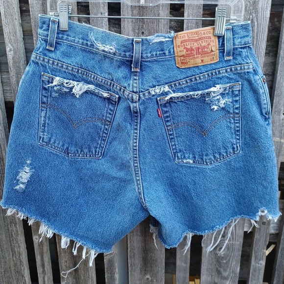 LEVI STRAUSS 550 RED TAG DISTRESSED DENIM SHORTS - Picture 3 of 8